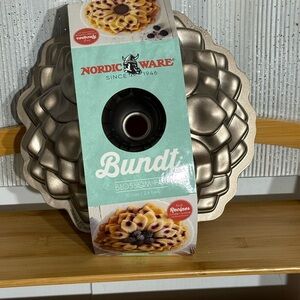Nordic Ware Metallic Gold Blossom Bundt Pan